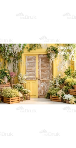 Tło fotograficzne „Żółte rustykalne drzwi wśród wiosennych kwiatów” | E668